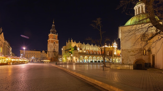 Cracovia Polonia 14 de marzo de 2022 Plaza principal de Cracovia por la noche