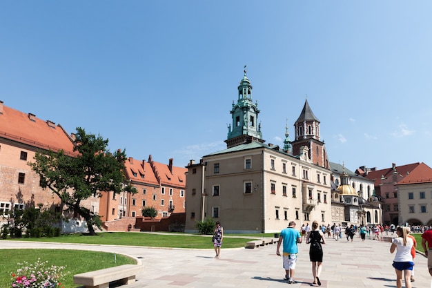 Cracovia, Polonia - 27 de julio de 2013: Hermosa arquitectura de la antigua Cracovia. Castillo histórico en la ciudad vieja de Cracovia