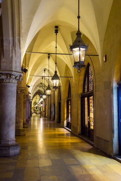 Cracóvia Polônia Centro antigo da cidade de CracóviaCentro histórico da Praça do Mercado de Cracóvia uma cidade com arquitetura antigaCracóvia Cloth Hall à noite