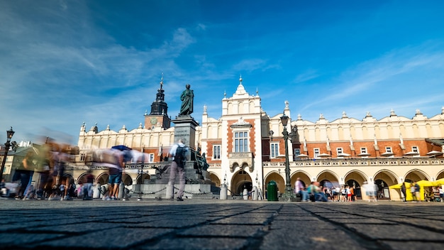 Cracovia, Polonia, vista sobre la plaza del mercado de la ciudad vieja y la Lonja de los Paños con peatones borrosa