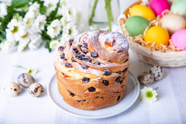 Craffin com passas e frutas cristalizadas. Pão de Páscoa Kulich e ovos pintados. Feriado da Páscoa. Fechar-se.