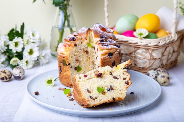 Craffin com passas e frutas cristalizadas. Pão de Páscoa Kulich e ovos pintados. Feriado da Páscoa. Fechar-se.