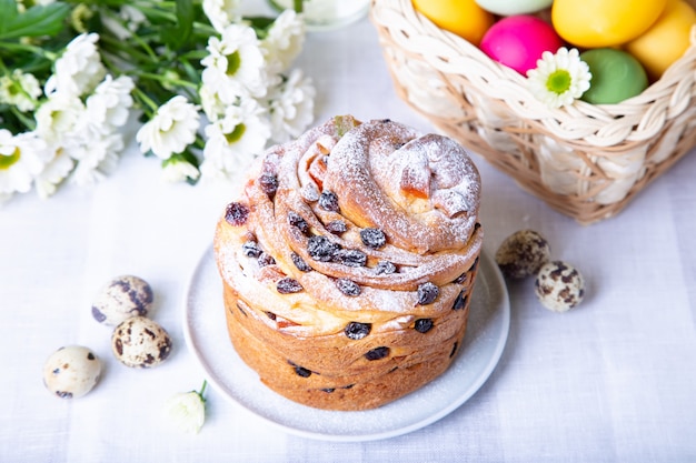 Craffin (Cruffin) con pasas y frutas confitadas. Pan de Pascua Kulich y huevos pintados. Pascua vacaciones. De cerca.