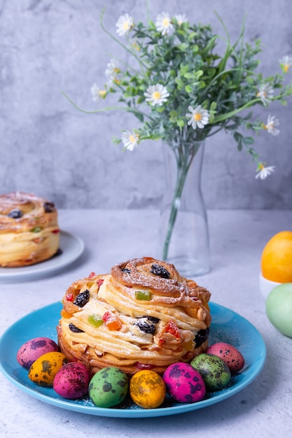 Craffin Cruffin con pasas de nueces, frutas confitadas y huevos de pascua