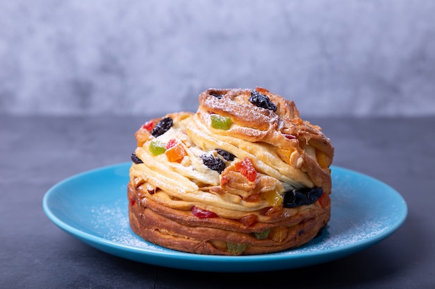 Craffin (Cruffin) con pasas, nueces y frutas confitadas. Pan de Pascua Kulich. Pascua vacaciones. De cerca.