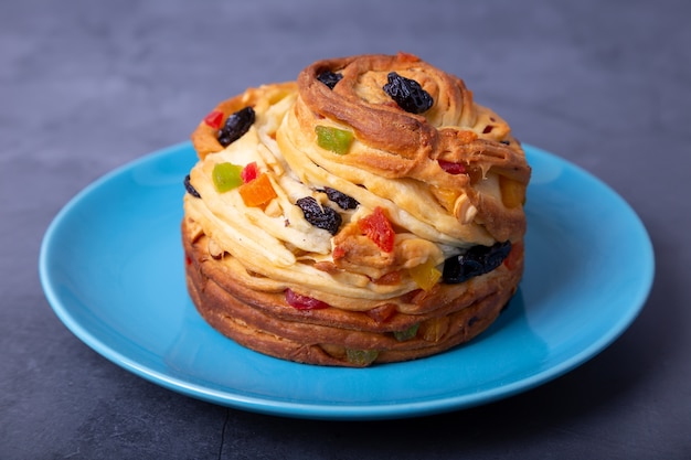 Craffin (Cruffin) con pasas, nueces y frutas confitadas.