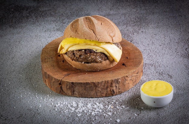 Craft Beef Burger mit australischem Brot, Käse und Honig Senf Sauce