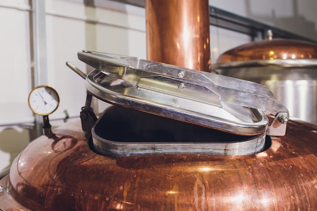 Craft Beer Brauanlage in Brauerei Metalltanks, Herstellung von alkoholischen Getränken.