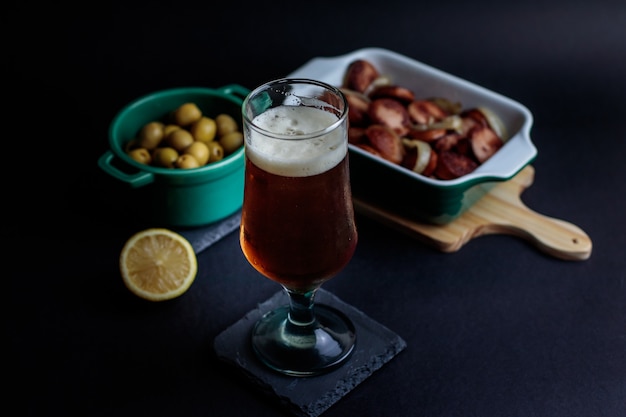 Foto craft beer mit beilagen