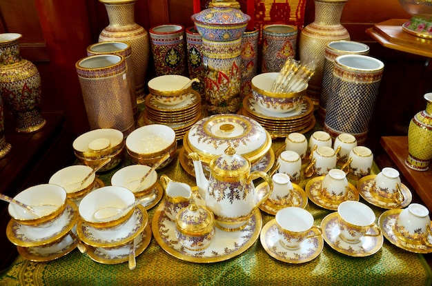Craft Benjarong es una cerámica tradicional tailandesa de cinco colores básicos