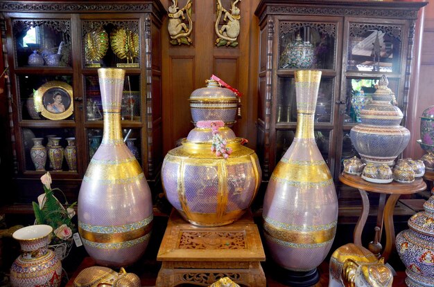 Craft Benjarong ist eine traditionelle thailändische Keramik im Stil der fünf Grundfarben