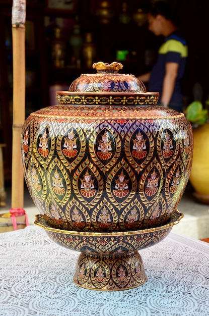 Foto craft benjarong ist eine traditionelle thailändische keramik im stil der fünf grundfarben