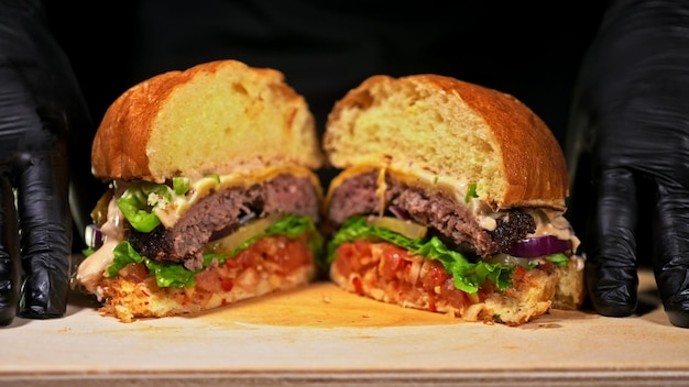Craft Burger kocht auf schwarzem Hintergrund
