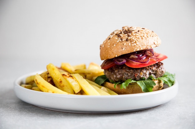 Craft caseiro hambúrguer e batatas fritas.