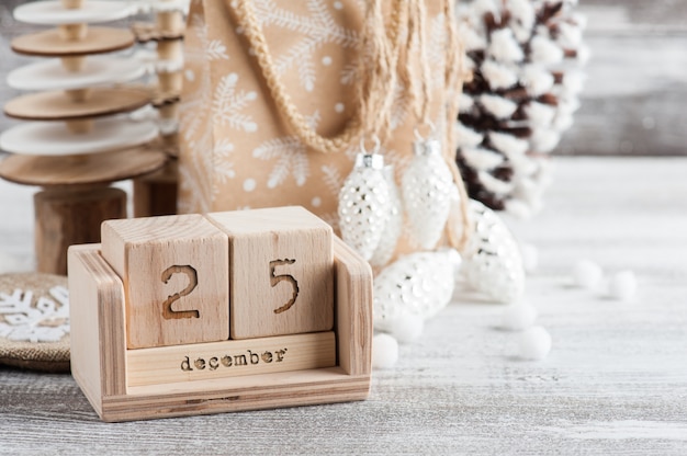 Foto craft geschenkpaket, weihnachten tannenzapfen