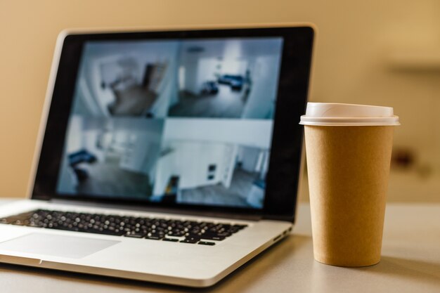 Craft Papierkaffeetasse in der Nähe von Laptop, Nachrichten