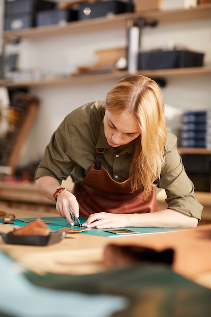 Crafter femenino en taller