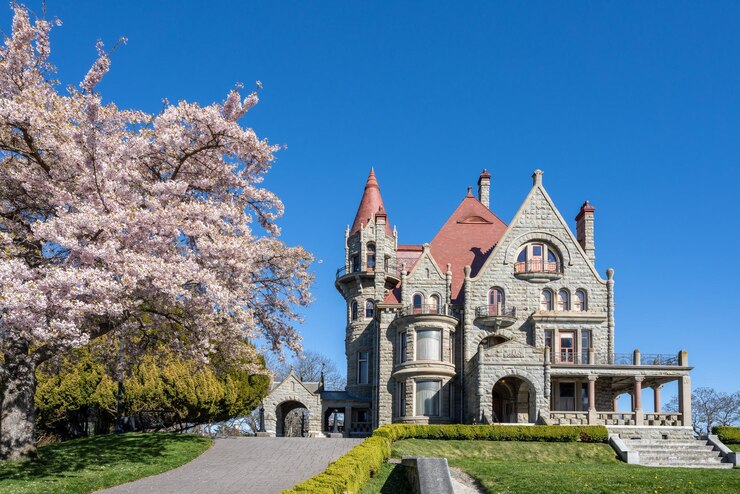 Craigdarroch Castle exterior flor de cerezo en flor durante la temporada de primavera Victoria BC Canada