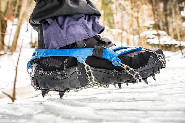 Foto crampones en botas de senderismo senderismo en invierno