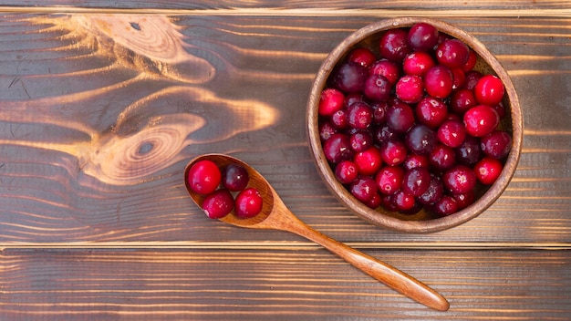 Cranberries congelados em uma tigela de madeira