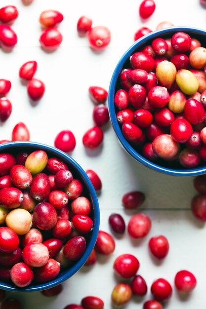 Cranberries em uma mesa de madeira