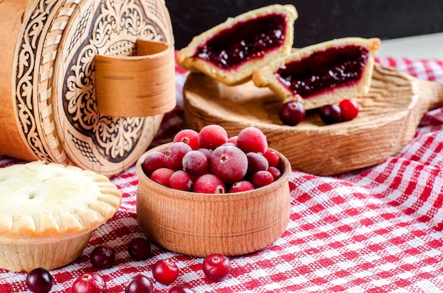 Cranberries em uma tigela tortas com cranberries as frutas vermelhas compotas de frutas doces caseiros