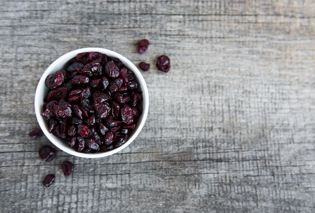 Cranberries secas em uma mesa