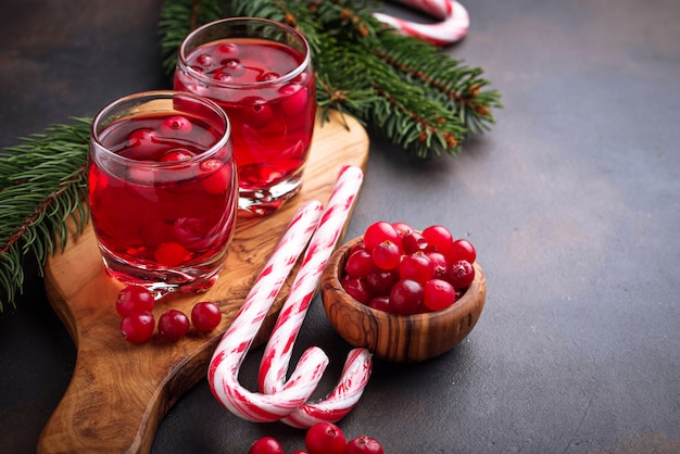 Cranberry-Getränk und frische Beeren.