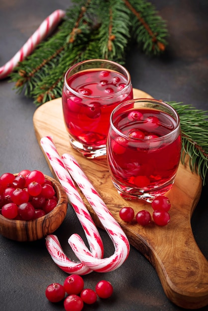 Cranberry-Getränk und frische Beeren.