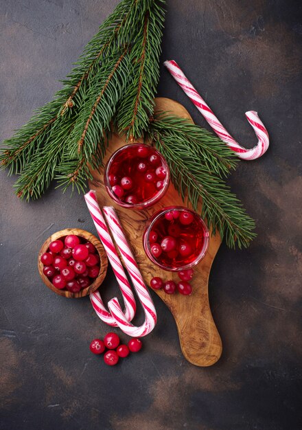 Cranberry-Getränk und frische Beeren.