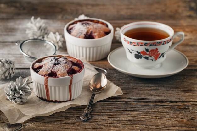 Cranberry-Kuchen mit Zuckerguss auf festlichem Weihnachtstisch.