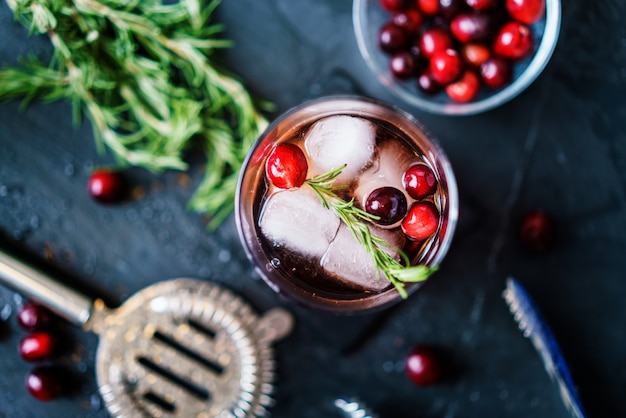 Cranberry-Rosmarin-Cocktail in flacher Zusammensetzung