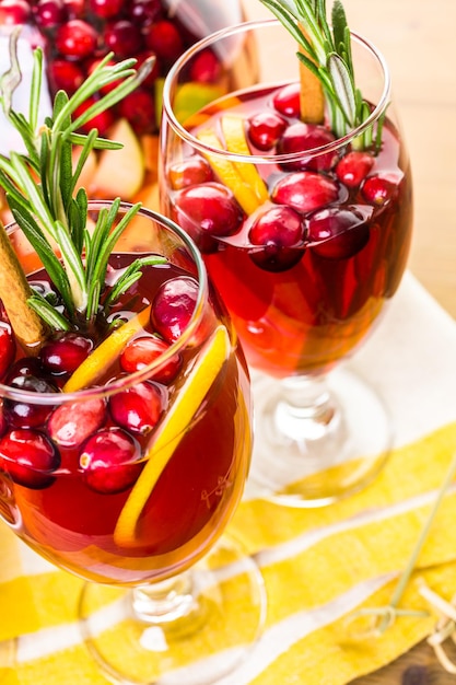 Cranberry-Sangria mit Äpfeln und Zimt.