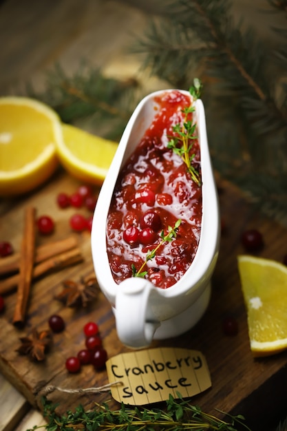 Cranberry-Sauce mit Gewürzen.