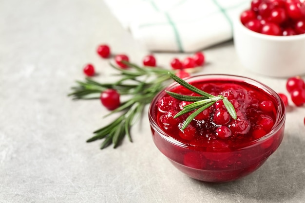 Cranberry-Sauce Rosmarin und frische Beeren auf Leuchttisch Platz für Text