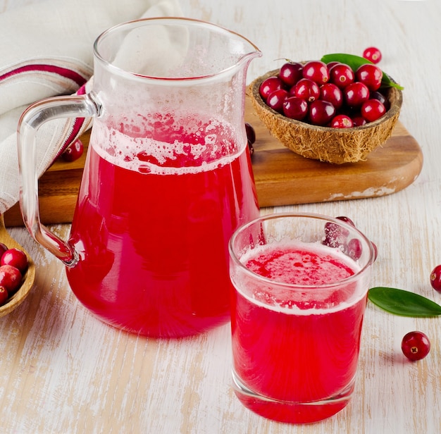 Cranberrysaft und Cranberry auf Holztisch