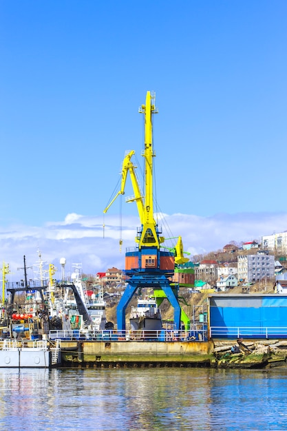 Crane no porto na Baía de Avacha em Kamchatka.