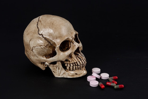 cráneo con droga o medicina en negro