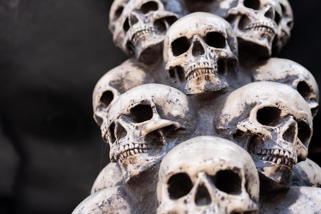 Foto cráneo fondo de halloween muchas personas cráneos pararse uno encima del otro concepto espeluznante místico resumen pesadilla memorial oculto