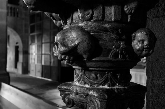 Cráneo en la iglesia Detalle en una columna de la iglesia de La Alberca España