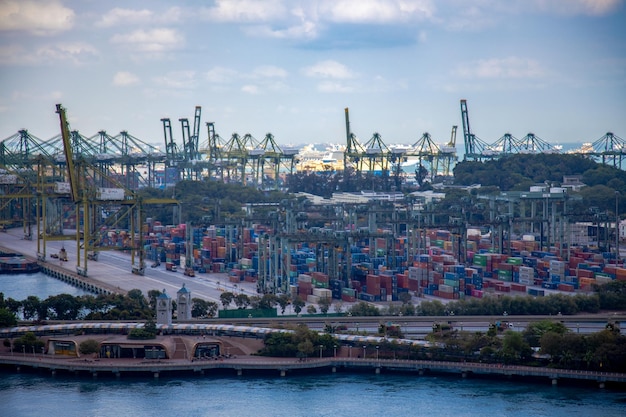 Foto cranes no porto contra o céu na cidade