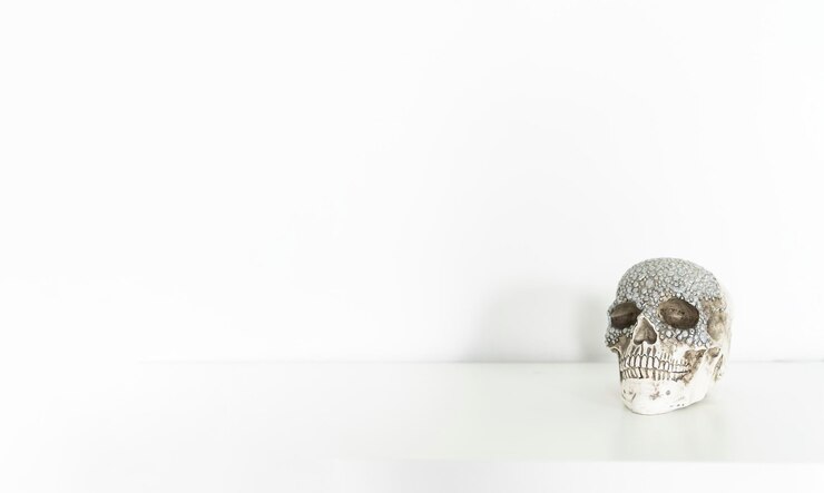 Foto crânio decorativo com brilhos em um fundo branco com espaço de cópia de texto. conceito de dia das bruxas