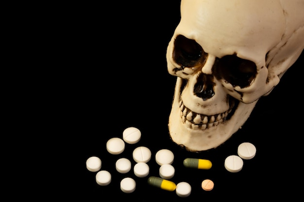 crânio e medicamentos morte por conceito de abuso de drogas