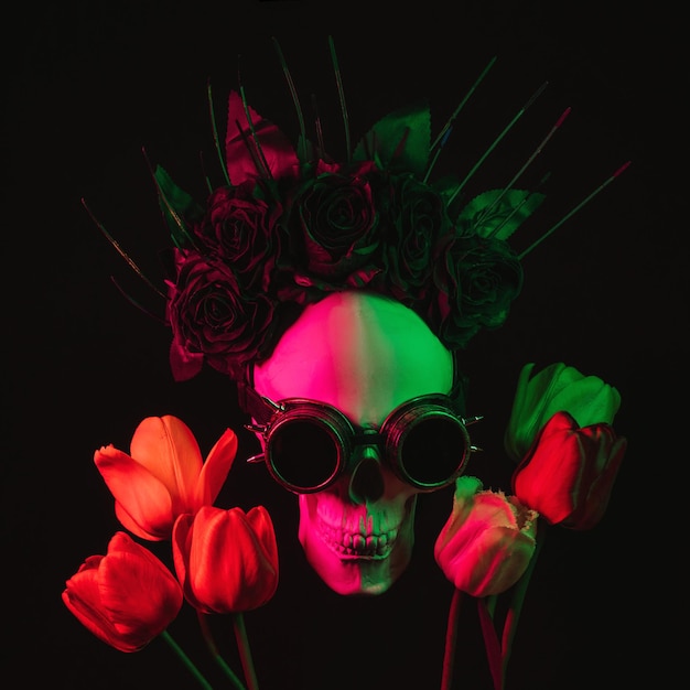 Crânio humano em óculos steampunk e uma coroa de rosas negras em flores com luz neon colorida