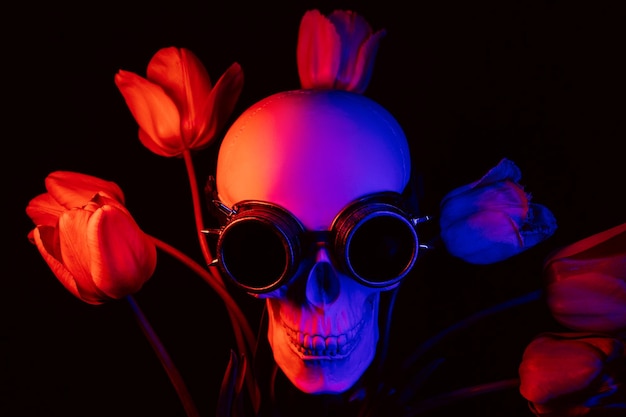 Crânio humano em óculos steampunk em flores de tulipa com luz neon colorida