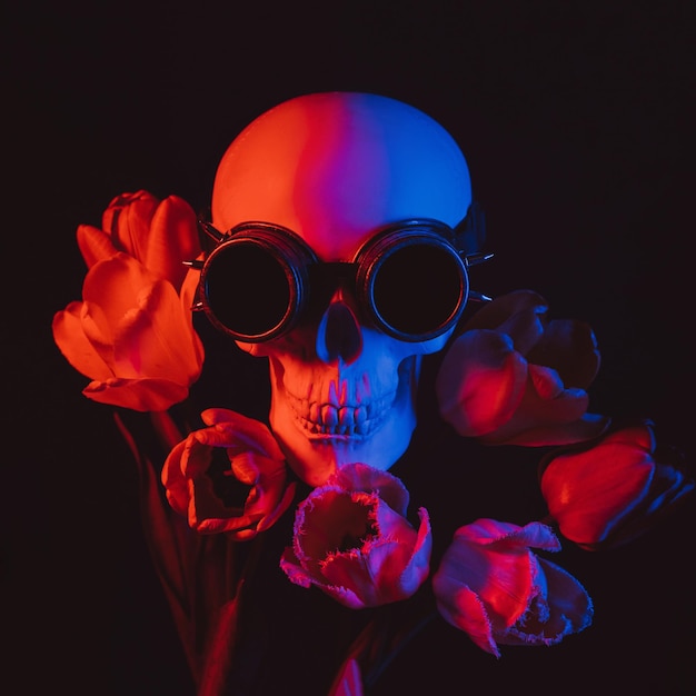 Crânio humano em óculos steampunk em flores de tulipa com luz neon vermelha e azul