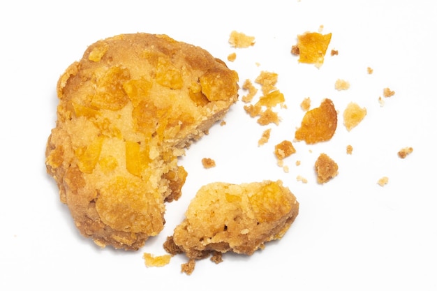 Crashed von Cornflakes Kekse mit Krümel isoliert auf weißem Hintergrund Clipping-Pfad