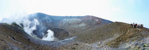 Foto cráter de fossa di vulcano en las islas eolias