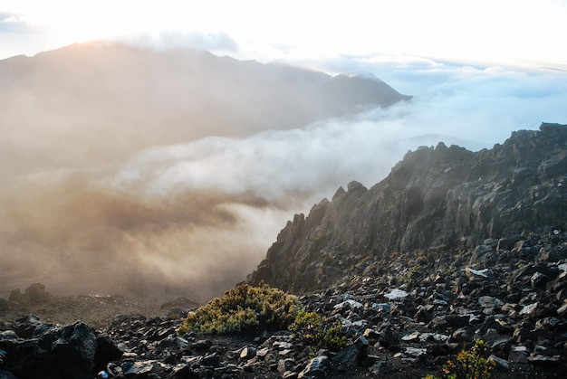 Cráter Haleakala durante el tiempo de niebla