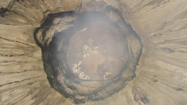 Cráter humeante volcán activo bromo vista aérea paisaje montañoso cráter volcánico y montañas